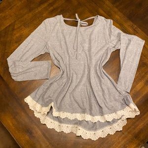 Xhileration gray tunic with cream lace